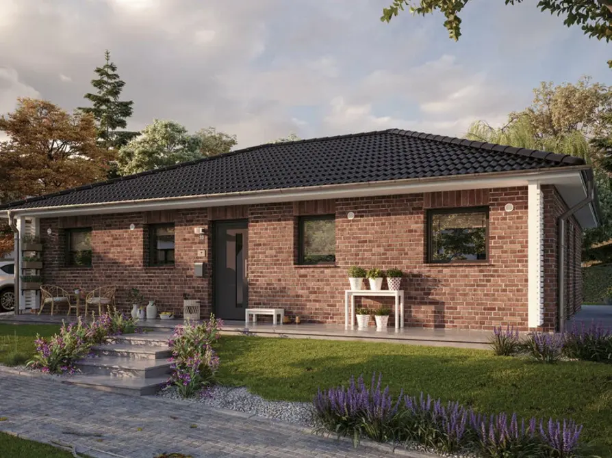 Der Bungalow 110 in der Variante Klinker mit Blick von der Straße auf den Eingangsbereich mit Veranda